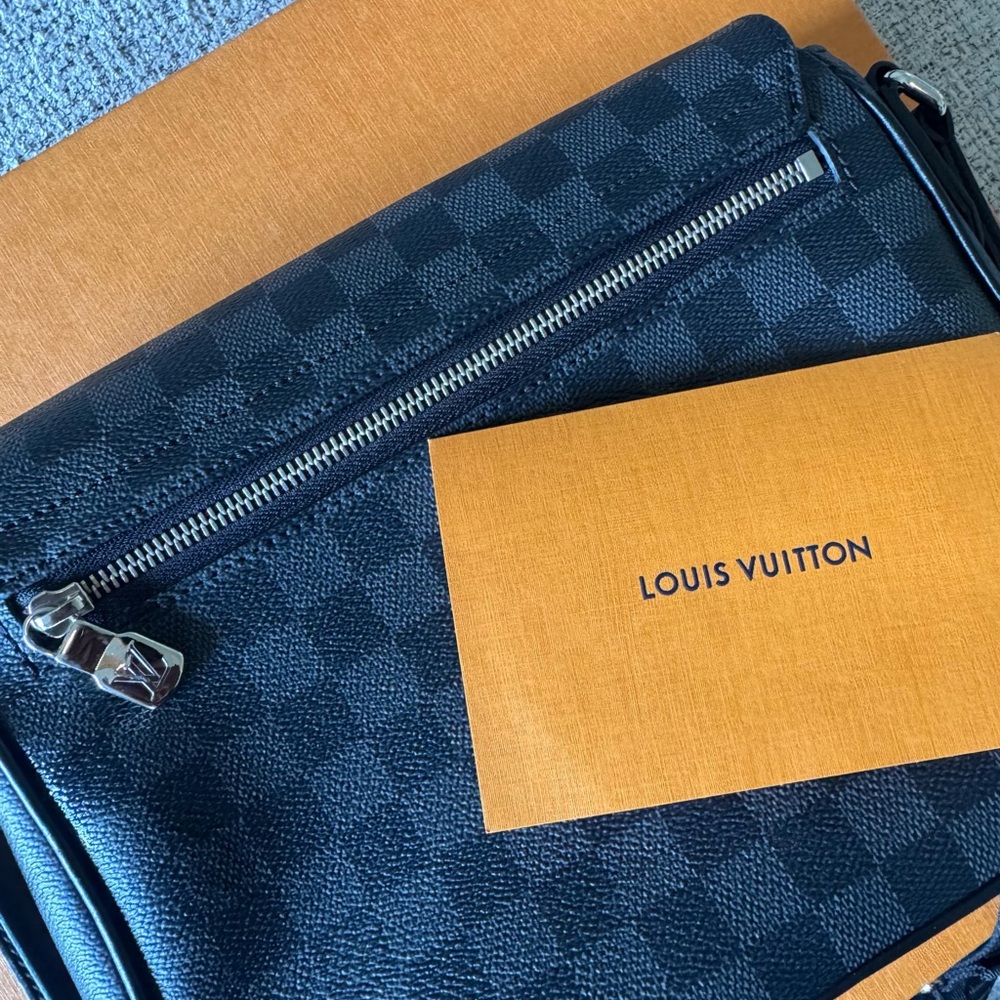 Louis Vuitton Black Messenger Bag with Damier Graphite Canvas - Picture 4 of 4